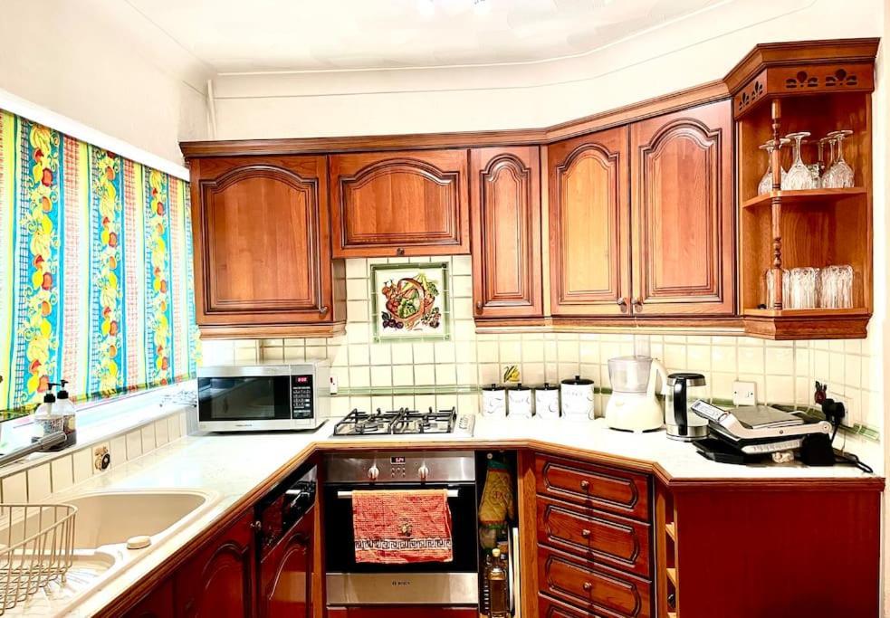 Stunning 1 Bedroom And Double Sofa Bed Near Train Station เซาธ์แธมป์ตัน ภายนอก รูปภาพ